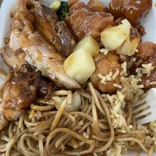 Noodles and rice with Seoul chicken
