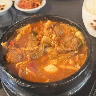 Daeji bulgogi tteukbaegi (spicy pork stew)
