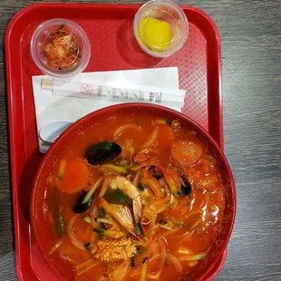 Jjam ppong (spicy seafood noodles)
