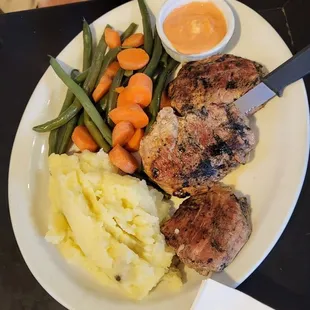 Pork tenderloin with mash potatoes and veggies
