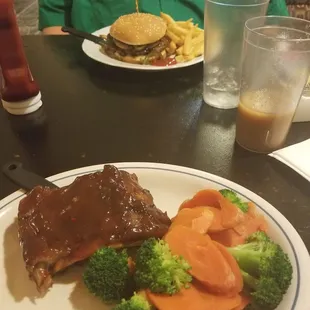Quarter ribs with veggies and Mexican burger.