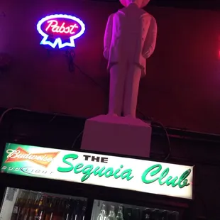 a statue of a man wearing a sombre hat