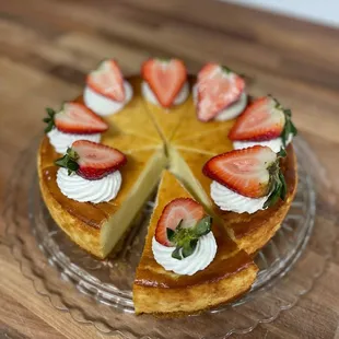 Our classic vanilla cheesecake with a buttery graham cracker crust. The perfect decadent creamy filling and crunchy flaky crust combination.
