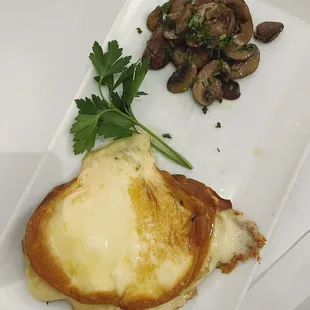 Scamorza ai Ferri con Spek, Funghi Trifolati e Olio Tartufato