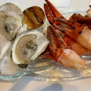 Seafood board (oysters and crab claws)