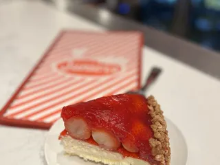 Junior's Restaurant & Bakery