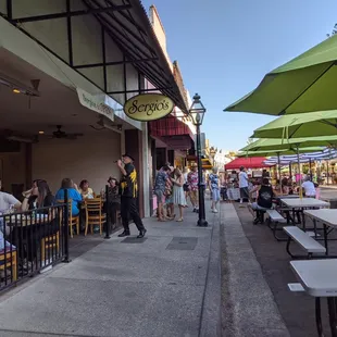 A sorta Dean Martin providing love-ly entertainment!