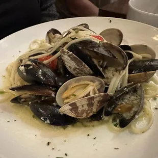 Linguine with clams and mussels