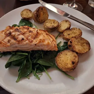Salmon with spinach and potatoes