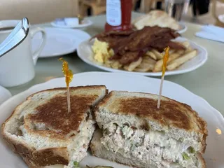 Apovini Grill