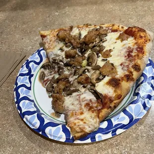 Mushrooms/sausages pizza