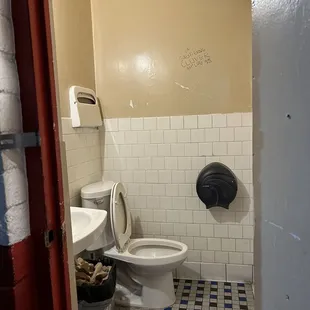 12/11/24 Amazingly clean &amp; smells good if you don&apos;t mind the tagging on the wall