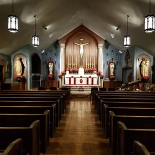 Not many chapels near here that follow the traditional physical layout.  Servants of the Holy Family follows even these traditions.