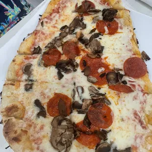 Pepperoni &amp; mushroom flatbread