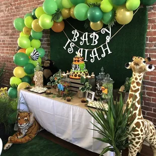 Really WRINKLED tables clothes from this people. FYI, The decorations is NOT from them.