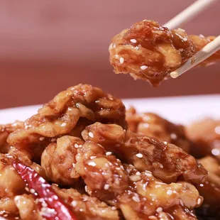 Sesame Chicken

Marinated chicken, gently fried until crispy and sautéed with our spicy sesame sauce, sprinkled with sesame seeds.