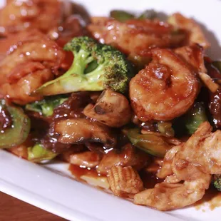 Triple delight 

A perfect blend of shrimp, beef and chicken sautéed with vegetables in our special brown sauce.