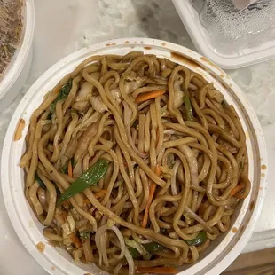 Vegetable lo mein