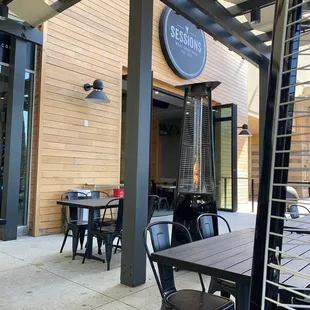 Outside nice. Possible overflow place for Cheescake Factory 10 paces away.