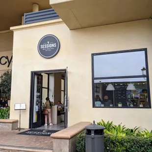 Cozy and convenient spot. Shop and eat! Eat and shop!