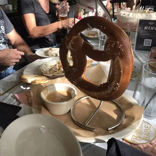 BAVARIAN PRETZEL (V)