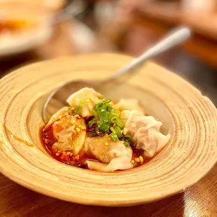 Wonton with chili sauce