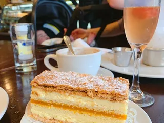 Le Reve Patisserie & Café