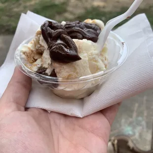 A "hot fudge sundae" ‍