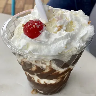 Hot fudge sundae