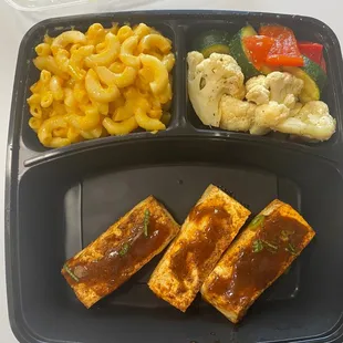 Greasy Mac n cheese, terrible bbq tofu, with a side of no flavor, greasy veg. What a fail.