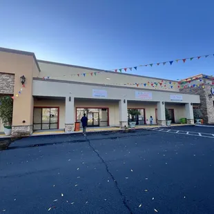Lots of new restaurants and shops to open soon: pharmacy and even a medical clinic.