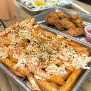 Garlic butter crab fries, oyster Rockefeller and 5 wings! As well as their strawberry lemonade!