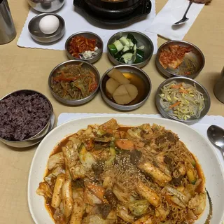Spicy Rice Cake with Ramen