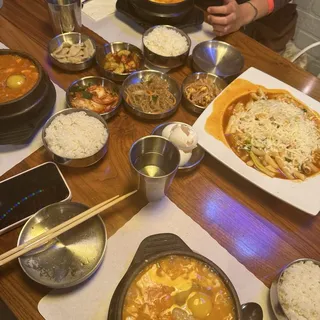 Spicy Rice Cake with Ramen