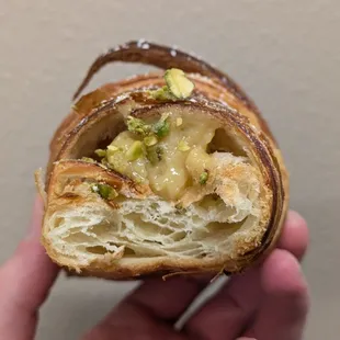 @endoedibles on Instagram 08/29/24
 
 Pistachio Cornetto
