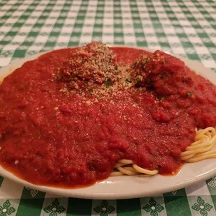 a plate of spaghetti and meatballs
