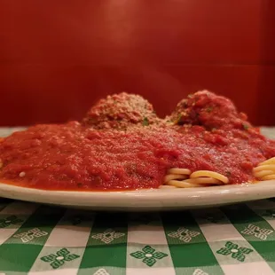 a plate of spaghetti and meatballs