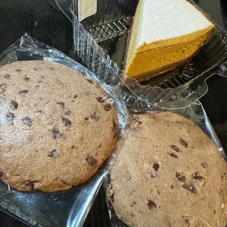 LAUREN'S CHCOLATE CHIP COOKIE