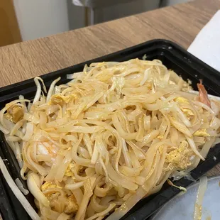 Pad Thai with no flavor, no pad Thai sauce. Just a plate of overcooked noodles!