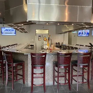 Two tv, has a bar and draft beer