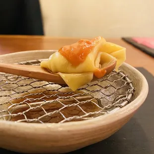 Wonton, mozzarella, basil, tomato sauce