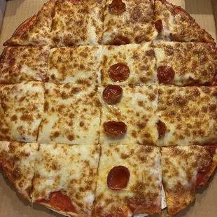 A total of 7 pepperoni on an x large pepperoni pizza! Wow