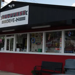 ows the front of the shop