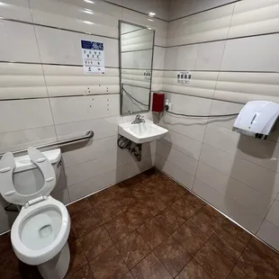 12/13/24 Men&apos;s room