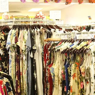 Elegant Hawaiian Dresses with sleeves in midi styles. Relaxed sleeveless Aloha Blouses. Free Parking or Free Shipping!