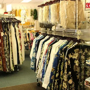 Quality Reyn Spooner cargo shorts in many colors...Perfect addition to your Cool Hawaiian Shirt