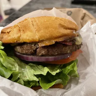  hamburger with lettuce and tomato