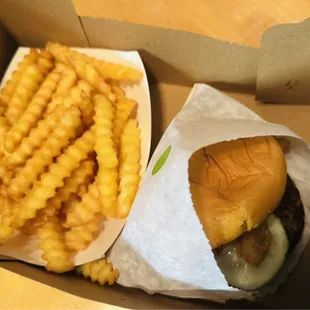 Fries and veggie burger (without cheese and sauce), a little bland and small unfortunately :(