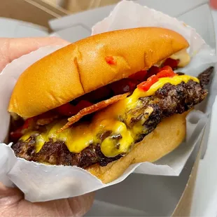 Smoke&apos;n Cheeseburger