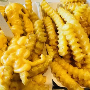 a tray of macaroni and cheese fries